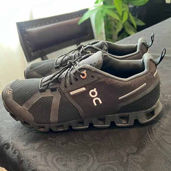 On cloud black/ silver logo running shoes women 7.5 - Picture 3 of 13